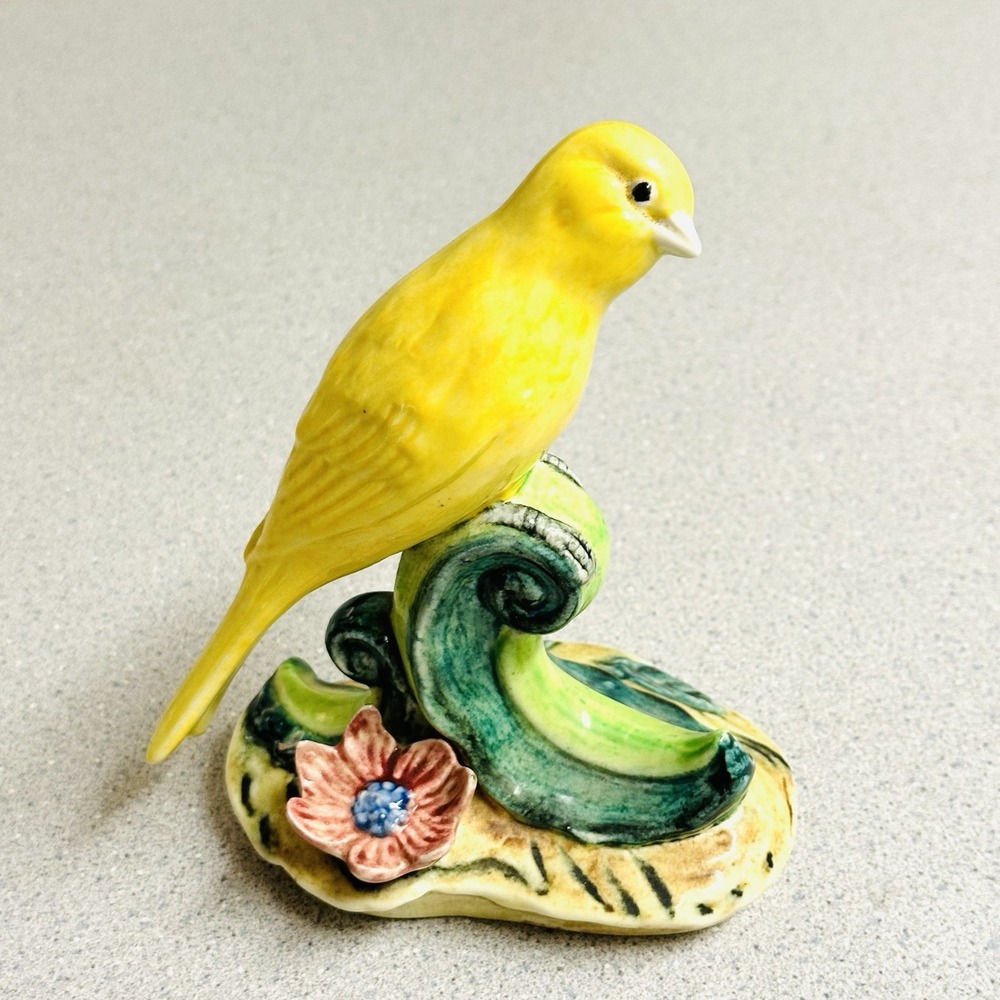 VINTAGE STANGL POTTERY #3746 BIRD - CANARY RIGHT FACING RED FLOWER NO CRAZING